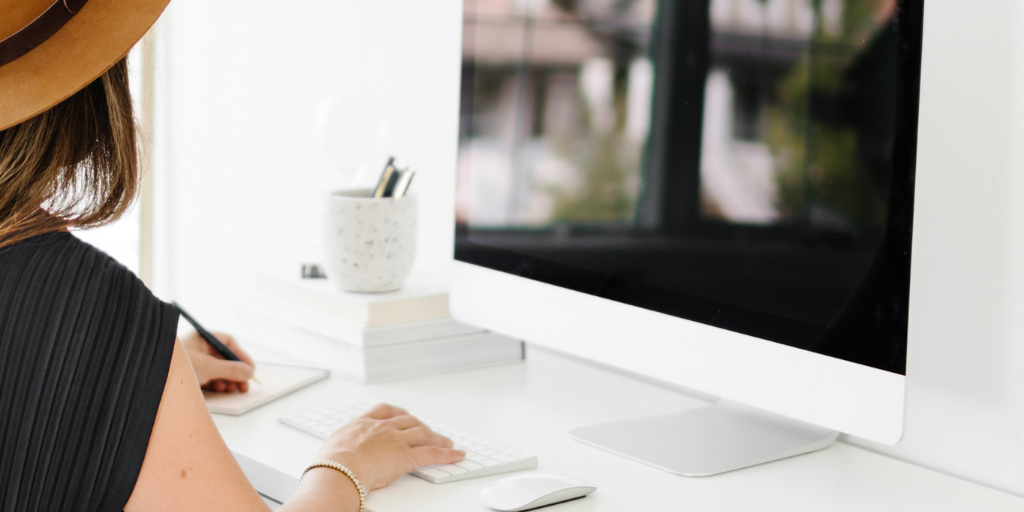 femme qui crée son site de kiné sans webdesigner