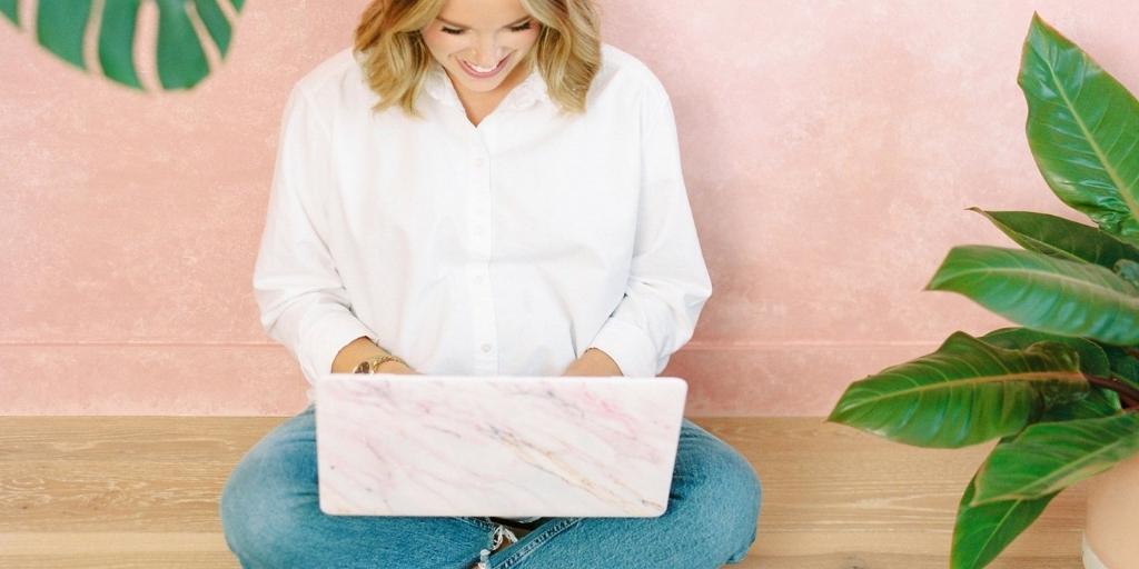 femme qui crée son site de kiné spécialisée